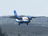 Самолет ДОСААФ Л-410, совершая посадку на площадке Танай, выбросил шасси и задел ею проезжавший поблизости грузовик, а затем упал и разрушился на части Самолет ДОСААФ Л-410, совершая посадку на площадке Танай, выбросил шасси и задел ею проезжавший поблизости грузовик, а затем упал и разрушился на части