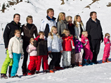 На горнолыжном курорте Австрии находятся на отдыхе члены королевской семьи во главе с самой королевой