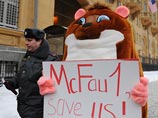 "Хомяки" держали в руках плакаты с надписью McFaul, save us ("Макфол, спаси нас"), обращенные к новому послу США в РФ Майклу Макфолу. По словам участников акции, они пришли выразить недовольство проводимой США, по их мнению, антироссийской политикой