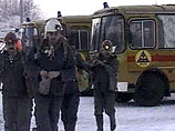 На месте ЧП развернут оперативный штаб Главного управления МЧС по Алтайскому краю, оперативный штаб Сибирского регионального центра, работают оперативные группы