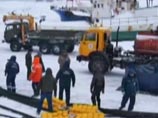 Специалисты в воскресенье начали перекачку топлива в цистерны на берегу с танкера "Каракумнефть", севшего на мель у курильского острова Итуруп с 1,3 тысячами тонн нефтепродуктов на борту