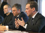 Политологи сочли, что Дмитрий Медведев, стремящийся стать премьером при президенте Владимире Путине, выступил именно его представителем по "контактам с Болотной", а никак не в пику ему