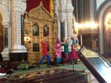 Участницы российской панк-группы Pussy Riot устроили новую скандальную акцию. Стоя перед алтарем в храме Христа Спасителя в Москве, девушки исполнили песню антиклерикальной направленности Участницы российской панк-группы Pussy Riot устроили новую скандальную акцию. Стоя перед алтарем в храме Христа Спасителя в Москве, девушки исполнили песню антиклерикальной направленности