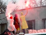 14 декабря девушки выступили на крыше хозблока спецприемника на Симферопольском бульваре, где содержались арестованные участники акции протеста после выборов в Думу Алексей Навальный и Илья Яшин 14 декабря девушки выступили на крыше хозблока спецприемника на Симферопольском бульваре, где содержались арестованные участники акции протеста после выборов в Думу Алексей Навальный и Илья Яшин