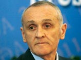 В Абхазии совершено покушение на президента республики Александра Анкваба. По предварительным данным, он не пострадал, ранения получили двое его охранников В Абхазии совершено покушение на президента республики Александра Анкваба. По предварительным данным, он не пострадал, ранения получили двое его охранников