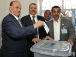 Единственным кандидатом на пост президента выступал вице-президент - 66-летний Абд Раббу Мансур Хади (на фото слева)