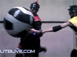 Незамысловатая игра Ultimate Tazer Ball, гордо именуемая спортом будущего, отличается от своего прототипа тем, что ее участники для пущей зрелищности вооружены электрошокерами и гигантской пародией на футбольный мяч