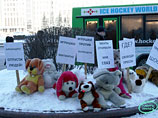 Оппозиционеры установили на клумбе несколько детских игрушек с плакатами, на которых были написаны призывы к освобождению политзаключенных, обеспечению свободы прессы