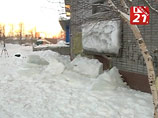 В городе Апатиты Мурманской области с крыши дома на улице под тяжестью скопившегося снега на трех мальчиков обрушился бетонный козырек