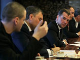 Медведев согласился, что декабрьские выборы "не стерильны", и вспомнил, как Ельцин шел на второй срок, сообщили Удальцов и Бабурин