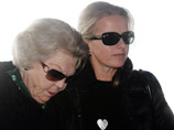 Голландская королева Беатрикс и Мейбл Виссе прибыли в больницу города Инсбрука, 22 февраля 2012 года