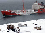 С аварийного танкера "Каракумнефть", севшего на мель в Курильском заливе близ острова Итуруп, откачали все дизельное топливо
