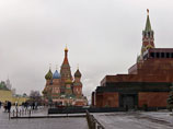 Активист Медведев устроил одиночный пикет и "сломал" Красную площадь Активист Медведев устроил одиночный пикет и "сломал" Красную площадь