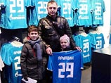 Болельщики "Зенита" предложили поставить в раздевалке трон для Аршавина Болельщики "Зенита" предложили поставить в раздевалке трон для Аршавина