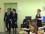 Президент России Дмитрий Медведев в понедельник посетил в Чебоксарах гимназию &#8470;5 и рассказывал ее школьникам о своем детстве