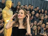 Газета отмечает, что Джоли, вручавшая "Оскара" за лучший адаптированный сценарий, стояла на сцене в той же позе, что и на дорожке, выставив ногу в разрез платья