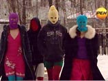 Активистки Pussy Riot поведали, как скрываются после "панк-молебна": сидят на хлебе и крупе Активистки Pussy Riot поведали, как скрываются после "панк-молебна": сидят на хлебе и крупе