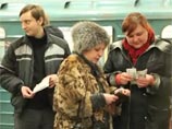 Инцидент, явно связанный с махинациями на грядущих президентских выборах, произошел во вторник в московском метро. Как пишет "Новая газета", фактически с поличным была поймана женщина, скупавшая у людей открепительные удостоверения