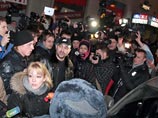 Активисты, пытавшиеся раздать палатки для акции протеста в Москве 5 марта, были задержаны в среду вечером на Пушкинской площади, где собрались, по данным полиции, около 150 человек