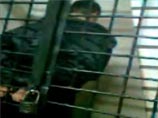 Видеозапись сделана в отделении полиции. В помещении, огражденном решеткой, очень громко кричит мужчина в наручниках, одетый в штатское: "Командира полка, сюда, б***ь! Я сказал, командира полка! Ах вы, б***ь, сучары, б***ь, е**ные!" Видеозапись сделана в отделении полиции. В помещении, огражденном решеткой, очень громко кричит мужчина в наручниках, одетый в штатское: "Командира полка, сюда, б***ь! Я сказал, командира полка! Ах вы, б***ь, сучары, б***ь, е**ные!"