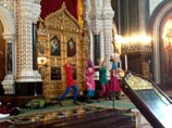 Участницы российской панк-группы Pussy Riot устроили новую скандальную акцию. Стоя перед алтарем в храме Христа Спасителя в Москве, девушки исполнили песню антиклерикальной направленности