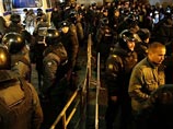 Неясный пока инцидент случился в пятницу поздно вечером на Октябрьской улице в Москве, что близ метро "Марьина роща". Корреспондент Грани.Ru стал свидетелем постановочных съемок послевыборных уличных беспорядков в Москве Неясный пока инцидент случился в пятницу поздно вечером на Октябрьской улице в Москве, что близ метро "Марьина роща". Корреспондент Грани.Ru стал свидетелем постановочных съемок послевыборных уличных беспорядков в Москве