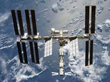 Космонавты на МКС приводят в порядок свой "орбитальный дом": объем обитаемых отсеков превышает 370 кубических метров, и все их придется очистить вручную, в основном с помощью специальных салфеток