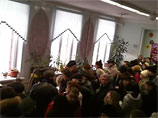 На участке номер 70 в Мещанском районе Москвы приостановлено голосование, сообщает Lenta.ru со ссылкой на корреспондента. Как говорят члены комиссии, из-за крупного нарушения, какого именно - неясно