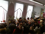 На участке номер 70 в Мещанском районе Москвы приостановлено голосование, сообщает Lenta.ru со ссылкой на корреспондента. Как говорят члены комиссии, из-за крупного нарушения, какого именно - неясно На участке номер 70 в Мещанском районе Москвы приостановлено голосование, сообщает Lenta.ru со ссылкой на корреспондента. Как говорят члены комиссии, из-за крупного нарушения, какого именно - неясно