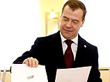 Медведев проголосовал на выборах. Благодарить урну в этот раз не стал