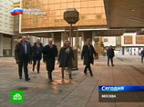 Кандидат в президенты РФ, премьер-министр Владимир Путин с супругой Людмилой прибыл на избирательный участок номер 2079 в Российской академии наук на улице Косыгина и проголосовал на выборах Кандидат в президенты РФ, премьер-министр Владимир Путин с супругой Людмилой прибыл на избирательный участок номер 2079 в Российской академии наук на улице Косыгина и проголосовал на выборах
