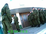 В интернете получил широкое распространение видеоролик, на котором запечатлены солдаты, голосующие под присмотром начальства вне кабинок В интернете получил широкое распространение видеоролик, на котором запечатлены солдаты, голосующие под присмотром начальства вне кабинок