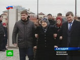 Вместе с Кадыровым на выборы пришли его мать Аймани Несиевна, а также другие члены семьи