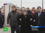 Вместе с Кадыровым на выборы пришли его мать Аймани Несиевна, а также другие члены семьи Вместе с Кадыровым на выборы пришли его мать Аймани Несиевна, а также другие члены семьи