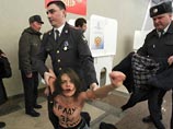 Участниц топлесс-десанта приговорили к разным срокам административного ареста Участниц топлесс-десанта приговорили к разным срокам административного ареста