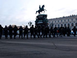 До четырех тысяч человек собрались вечером в понедельник на Исаакиевской площади Санкт-Петербурга на несогласованную с властями акцию протеста "За честные выборы"