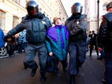 Полиция сообщает несколько другие данные: в акции на Исаакиевской площади приняли участие около 800 человек, задержаны около 70