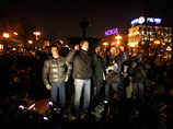 Участники митинга Сергей Удальцов и Илья Пономарев ранее заявили, что не покинут Пушкинскую площадь в знак протеста. Они призвали своих сторонников присоединиться к ним. Удальцов, по некоторым сообщениям, начал устанавливать палатку в фонтане