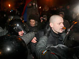 После многотысячного митинга на Пушкинской в центре Москвы начались беспорядки. ОМОН взял штурмом фонтан с оппозиционерами