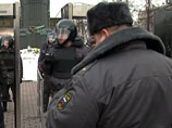 На Пушкинской площади задержали группу людей с белыми ленточками: полиция усмотрела незаконную акцию