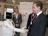 В декабре 2008 года Дмитрий Медведев пообщался с предшественником SAR-400, роботом AR-600