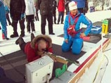 Путин не вставал, а только потренировался в стрельбе из позиции лежа. Из обычной биатлонной винтовки премьер закрыл три из пяти мишеней Путин не вставал, а только потренировался в стрельбе из позиции лежа. Из обычной биатлонной винтовки премьер закрыл три из пяти мишеней