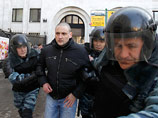 После окончания санкционированного митинга на Новом Арбате лидер "Левого фронта" Сергей Удальцов повел колонну сторонников в сторону Пушкинской площади После окончания санкционированного митинга на Новом Арбате лидер "Левого фронта" Сергей Удальцов повел колонну сторонников в сторону Пушкинской площади