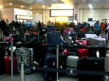 Из-за отказа багажных лент в аэропорту Gatwick хозяева двух тысяч чемоданов улетели без них