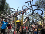 Сотни раздетых велосипедистов совершили пробег по столице Перу (ФОТО)