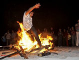 Иранцы свято соблюдают многовековую традицию, разжигая с наступлением темноты в ночь на последнюю среду года костры и приводя в действие различные пиротехнические устройства