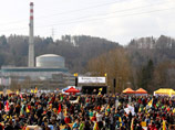 Так, в швейцарском городе Мюлеберг на акцию протеста против использования атомной энергетики вышли около 5 тысяч человек