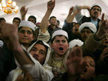 Афганские исламисты из движения "Талибан" призвали отомстить за смерть 16 селян, расстрелянных накануне американским военным в провинции Кандагар