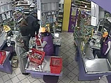 Хотя ранее сообщалось, что его задержали на улице за мелкой хулиганство после того, как он нецензурно выражался в адрес прохожих, теперь выясняется, что мужчину доставили в отделение по подозрению в краже сотового телефона Хотя ранее сообщалось, что его задержали на улице за мелкой хулиганство после того, как он нецензурно выражался в адрес прохожих, теперь выясняется, что мужчину доставили в отделение по подозрению в краже сотового телефона