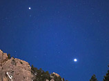 Около 21:00 по московскому времени на вечернем небе на западной стороне, на высоте примерно 40 градусов от Земли, можно будет наблюдать ярко выделяющиеся на общем фоне две "звезды"